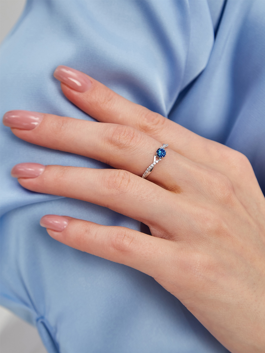 Кольцо из белого золота 585 с сапфиром и бриллиантами