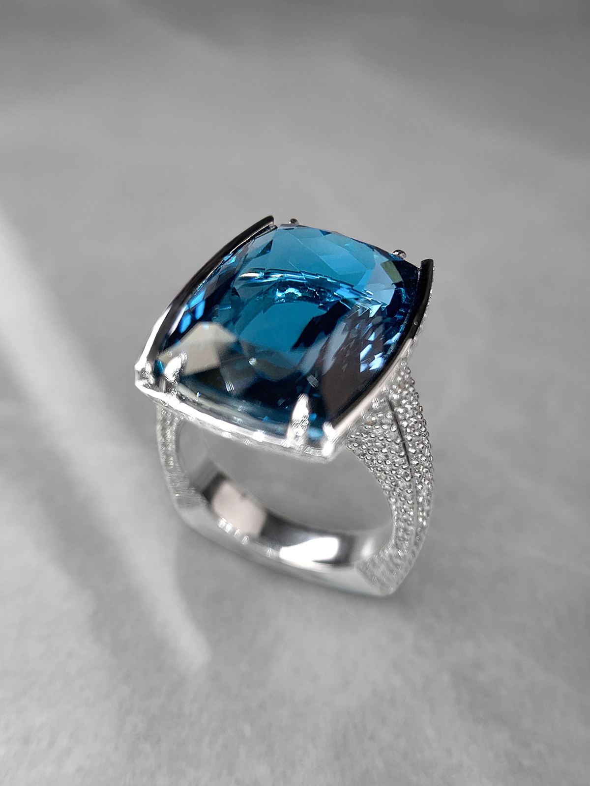 Кольцо из белого золота 585 с лондон‑блю топазом и бриллиантами