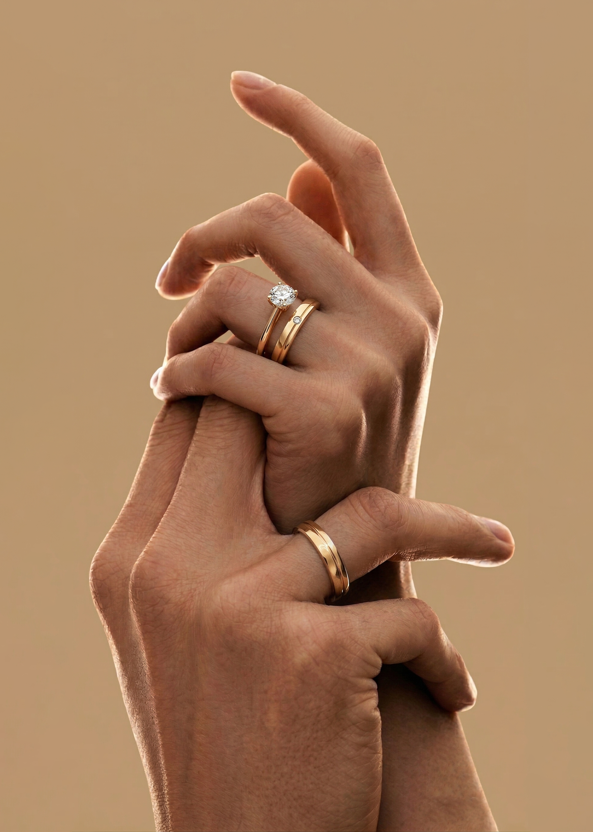 Кольцо обручальное золотое 585 с фианитом 4 мм