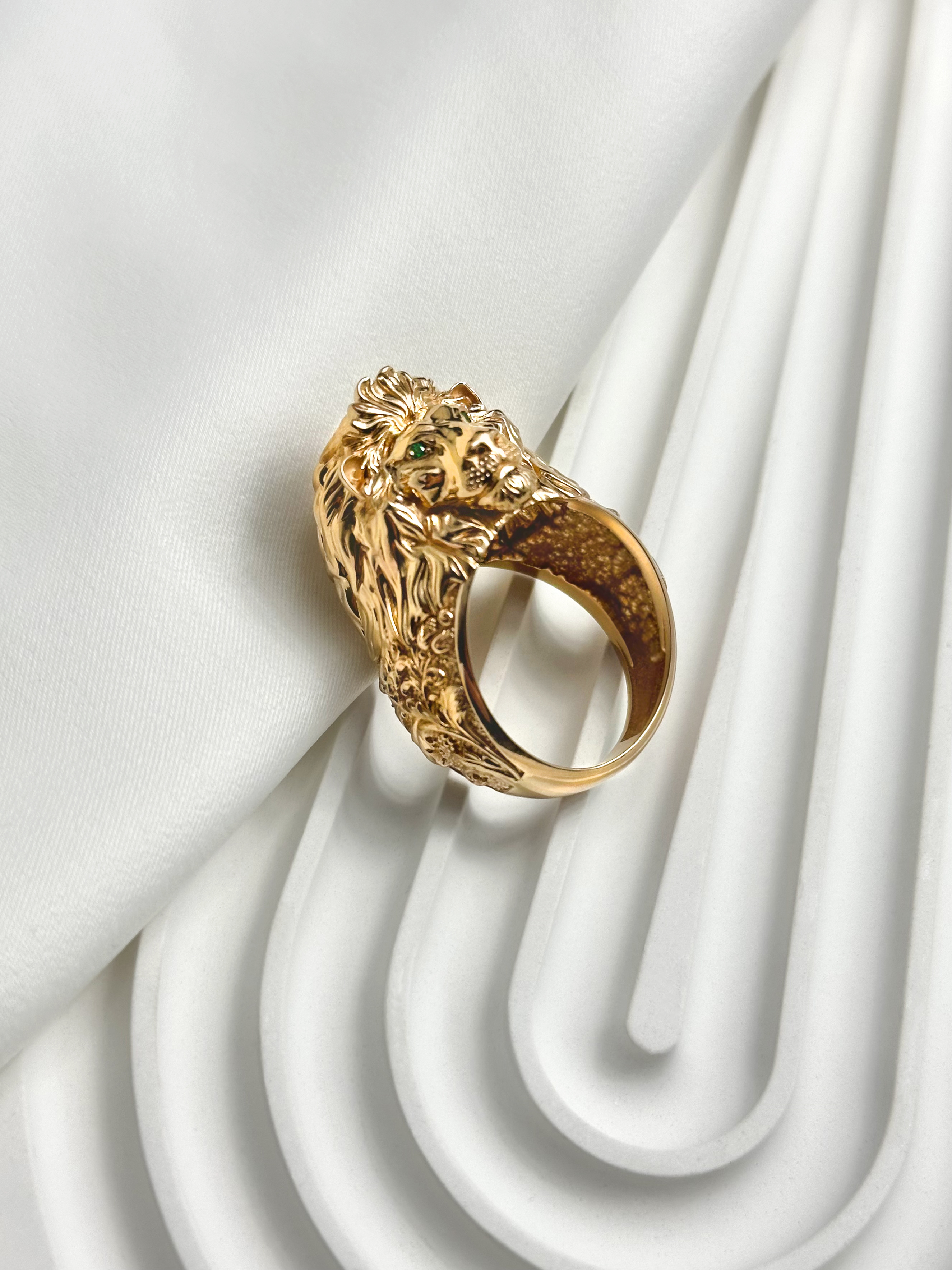 Кольцо лев золотое 585 с изумрудами 