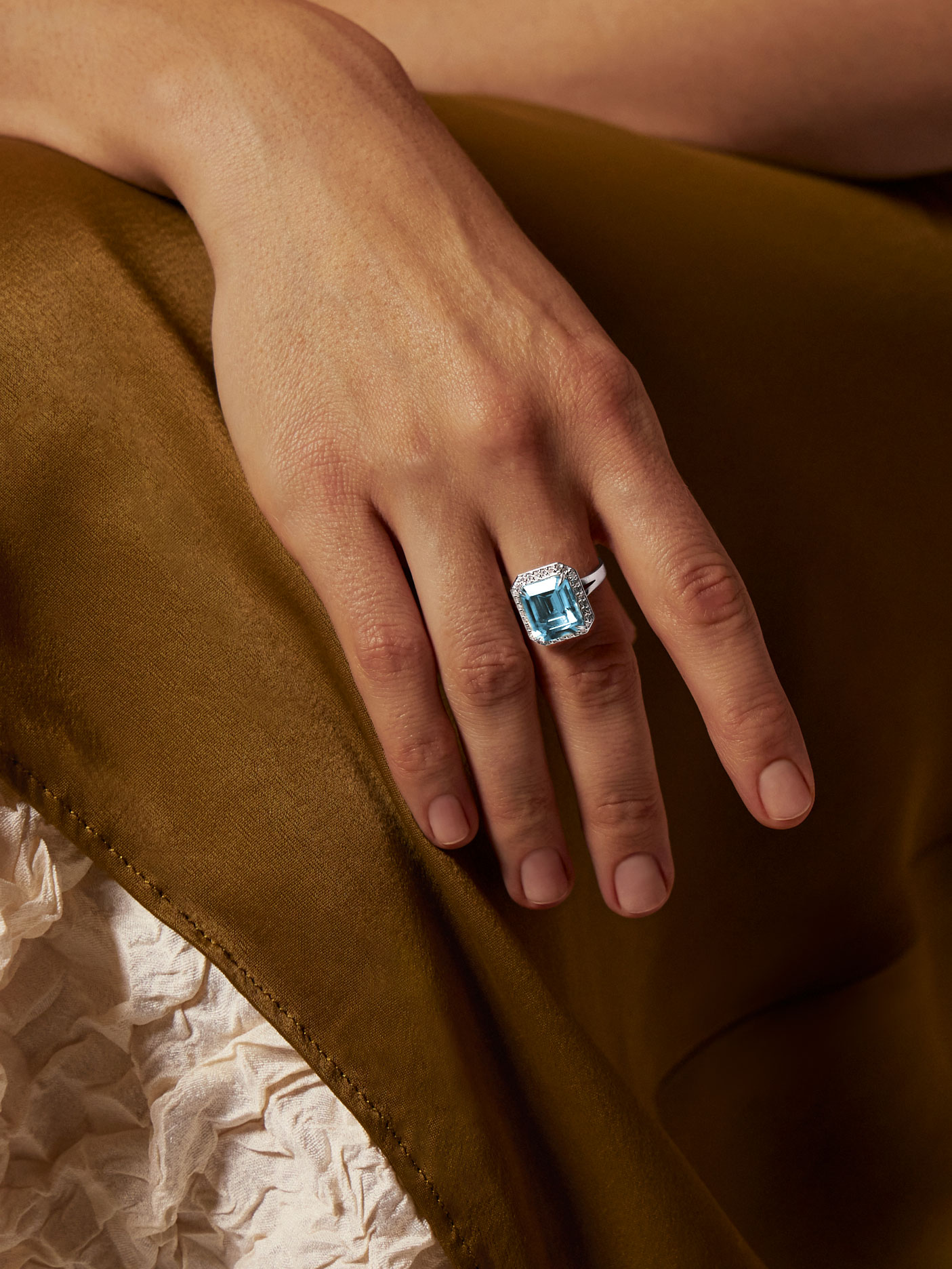 Кольцо из белого золота 585 с голубым топазом и бриллиантами