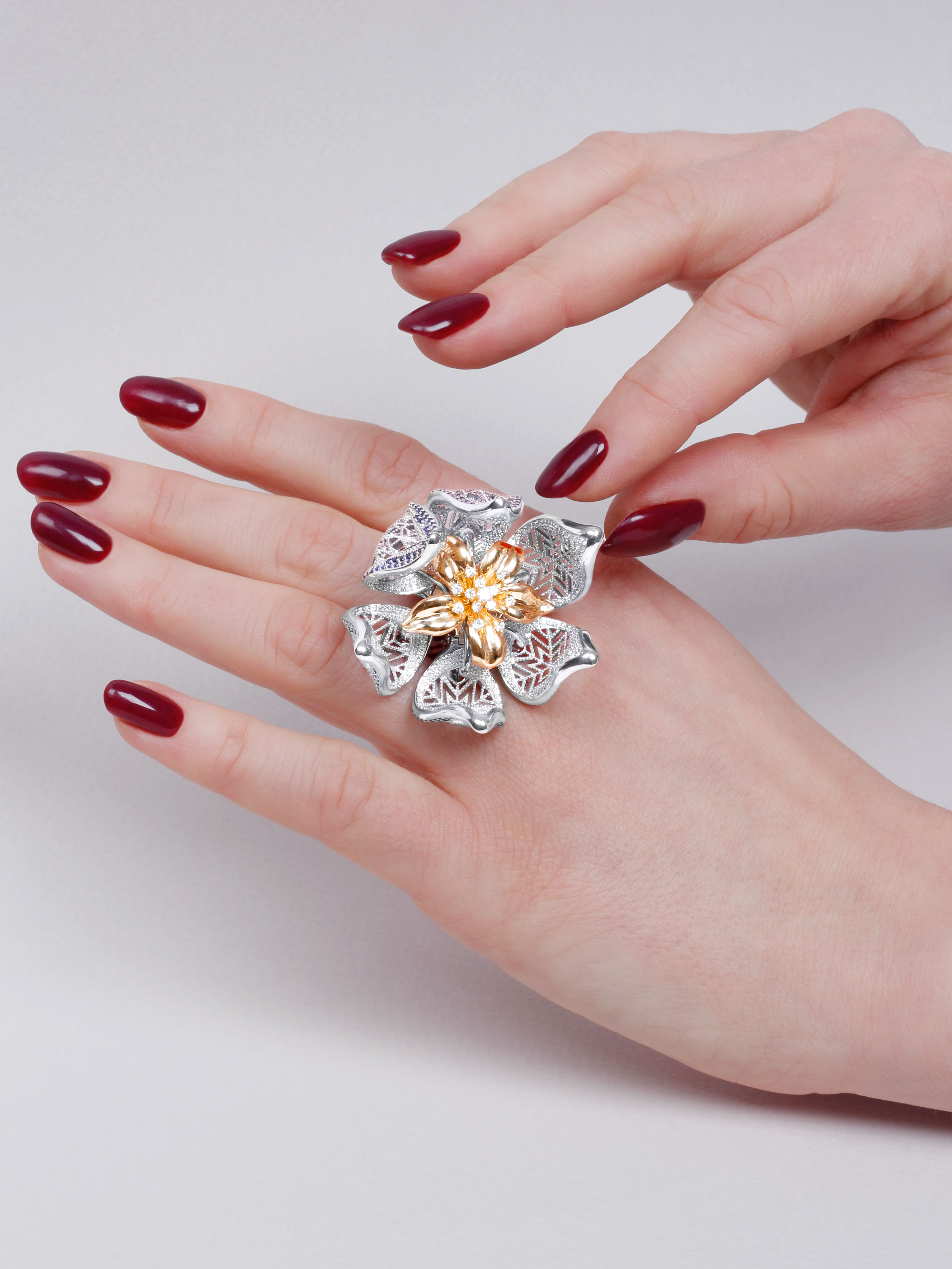 Кольцо эксклюзивное золотое 585 Бутон лотоса с бриллиантами и сапфирами