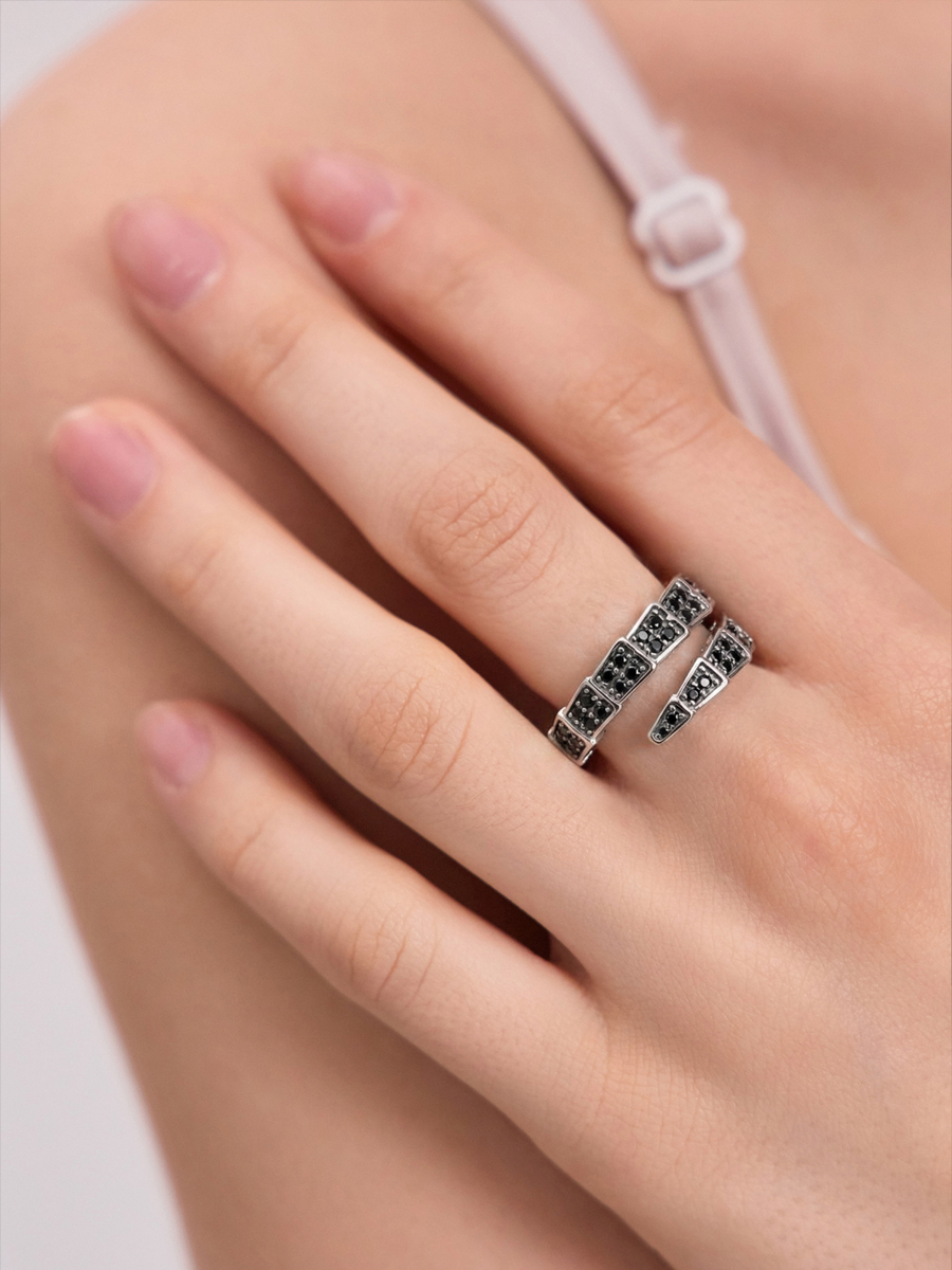 Кольцо змея серебряное 925 с черными фианитами 