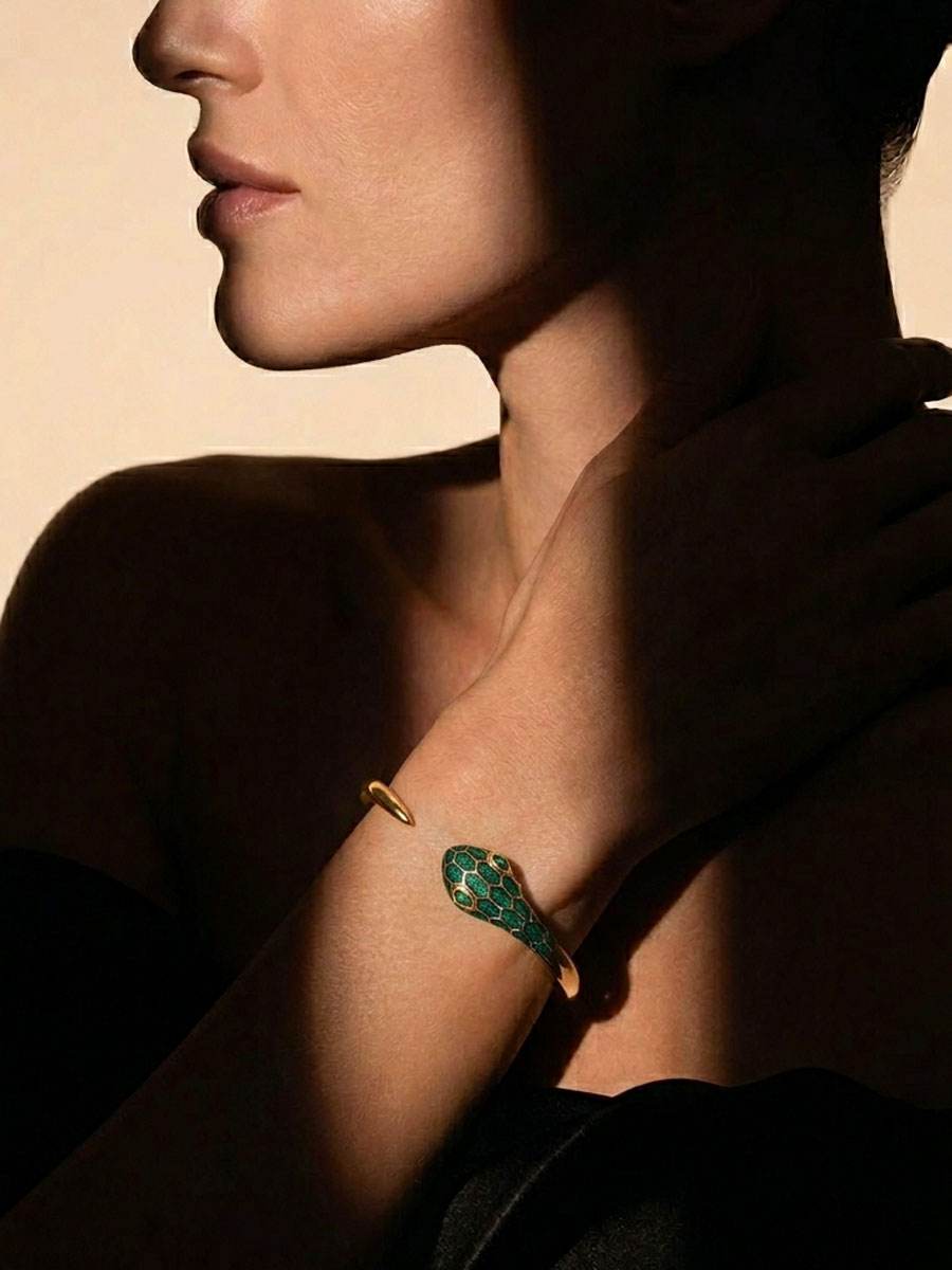 Браслет золотой жесткий 585 змея с цаворитами  | 9701422Л03176