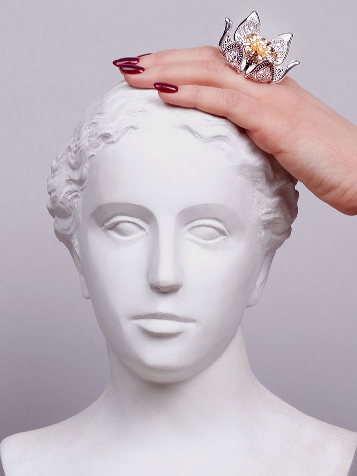 Кольцо эксклюзивное золотое 585 Бутон лотоса с бриллиантами и сапфирами | 9100315-00058