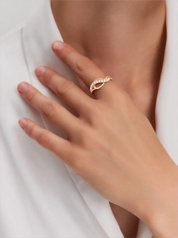 Кольцо бесконечность золотое 585 с фианитами