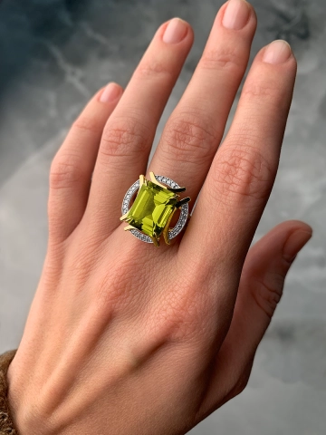 Кольцо золотое 585 с хризолитом и бриллиантами