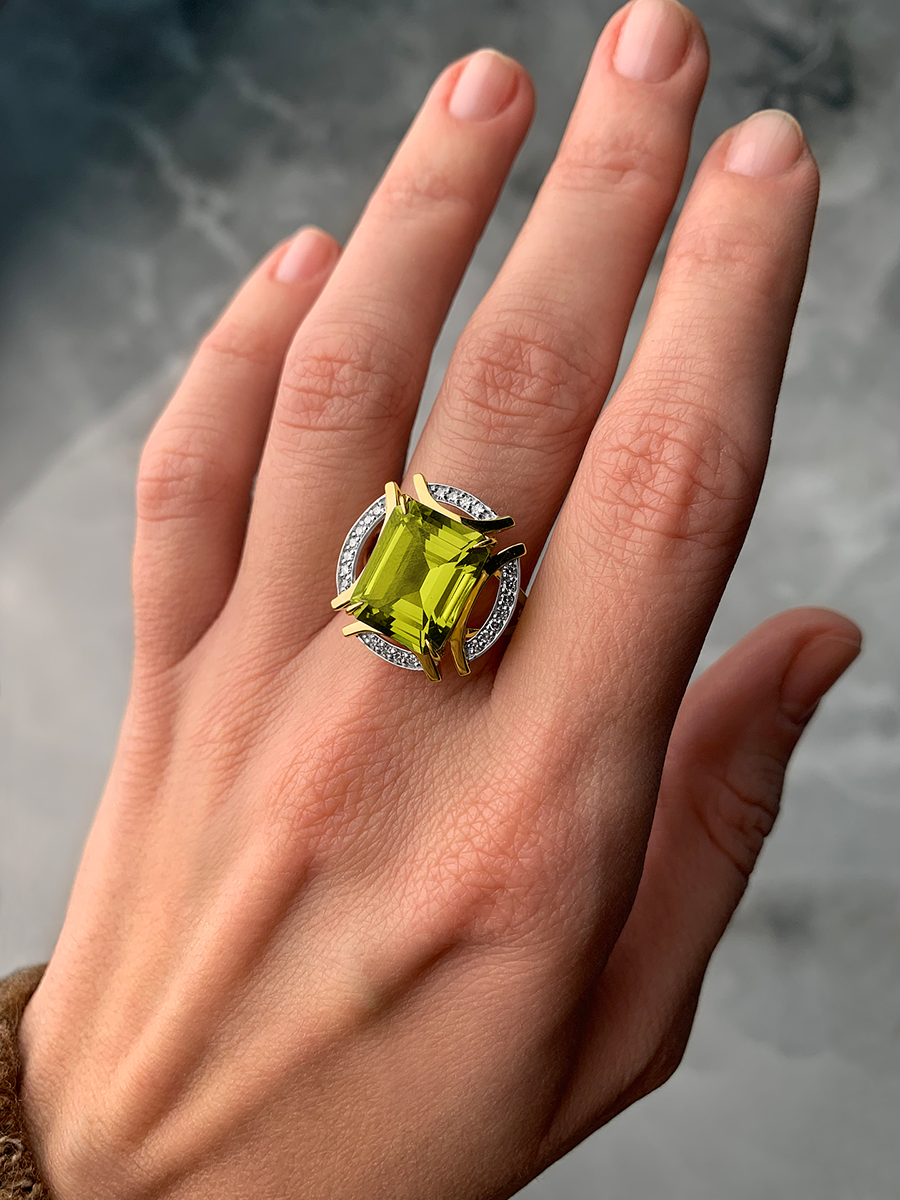 Кольцо золотое 585 с хризолитом и бриллиантами | 9101289-05891