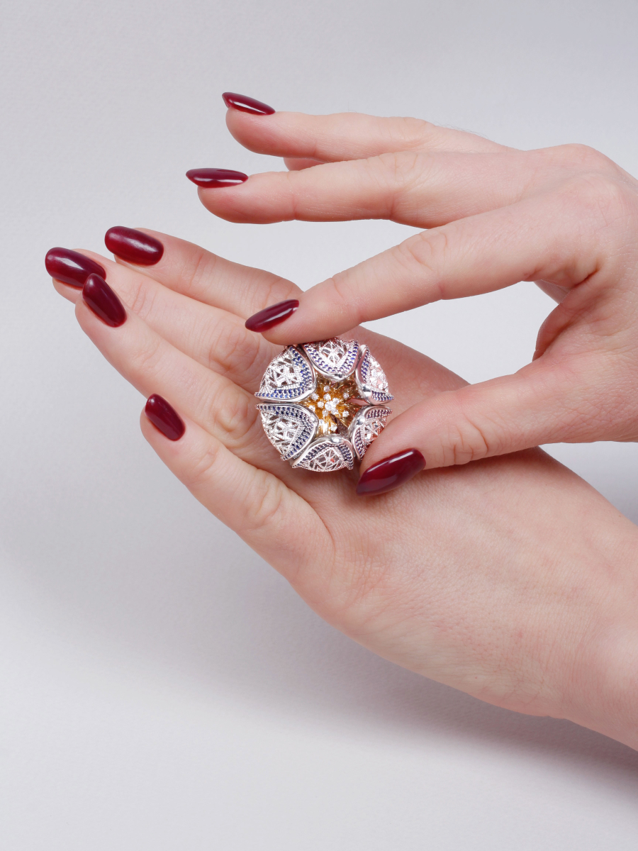 Кольцо эксклюзивное золотое 585 Бутон лотоса с бриллиантами и сапфирами | 9100315-00058