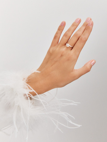 Кольцо помолвочное из белого золота 585 с муассанитом