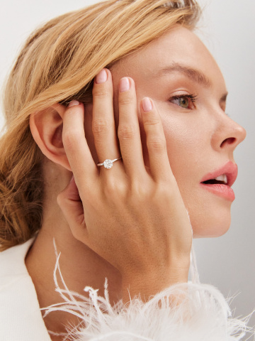 Кольцо помолвочное из белого золота 585 с муассанитом