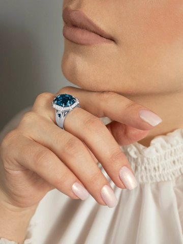 Кольцо из белого золота 585 с синим топазом и бриллиантами