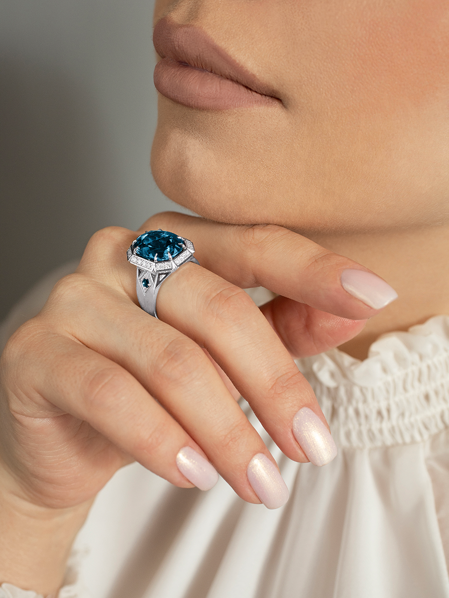 Кольцо из белого золота 585 с синим топазом и бриллиантами | 9100927-03932