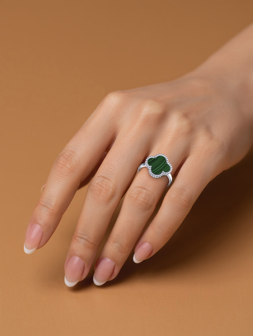 Кольцо клевер серебряное 925 с зеленым малахитом  | 0101809-05725
