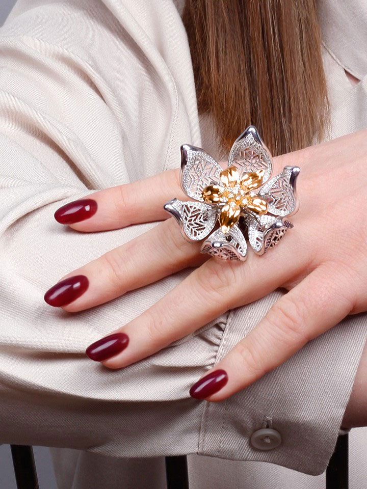 Кольцо эксклюзивное золотое 585 Бутон лотоса с бриллиантами и сапфирами | 9100315-00058