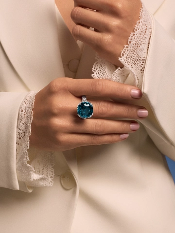 Кольцо из белого золота 585 с синим топазом и бриллиантами 