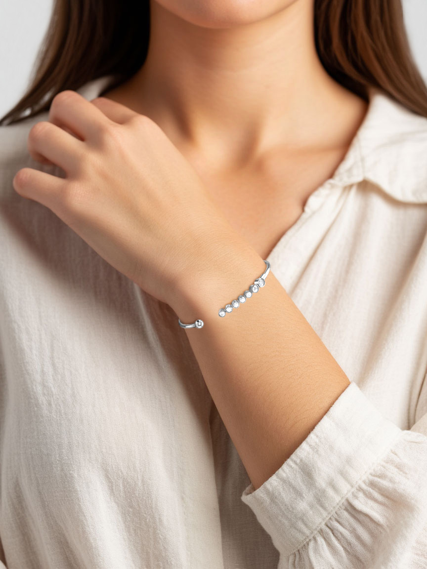 Браслет серебряный жесткий на руку 925 с камнями фианитами | 2920206-00775