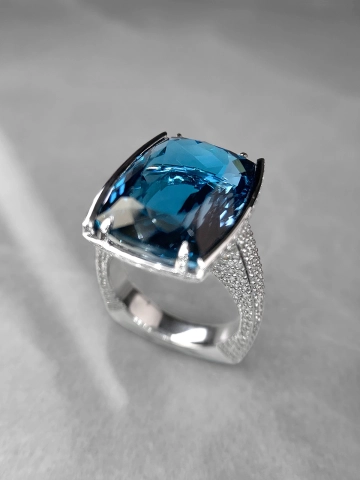 Кольцо из белого золота 585 с синим топазом и бриллиантами
