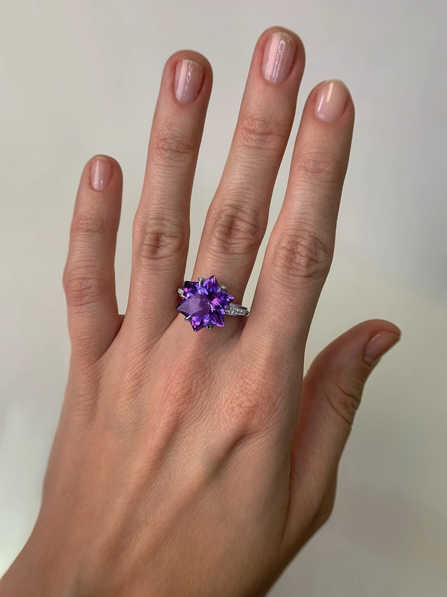 Кольцо из белого золота 585 с аметистом и бриллиантами | 9101260-00172