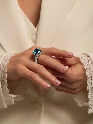 Кольцо из белого золота 585 с синим топазом и бриллиантами 