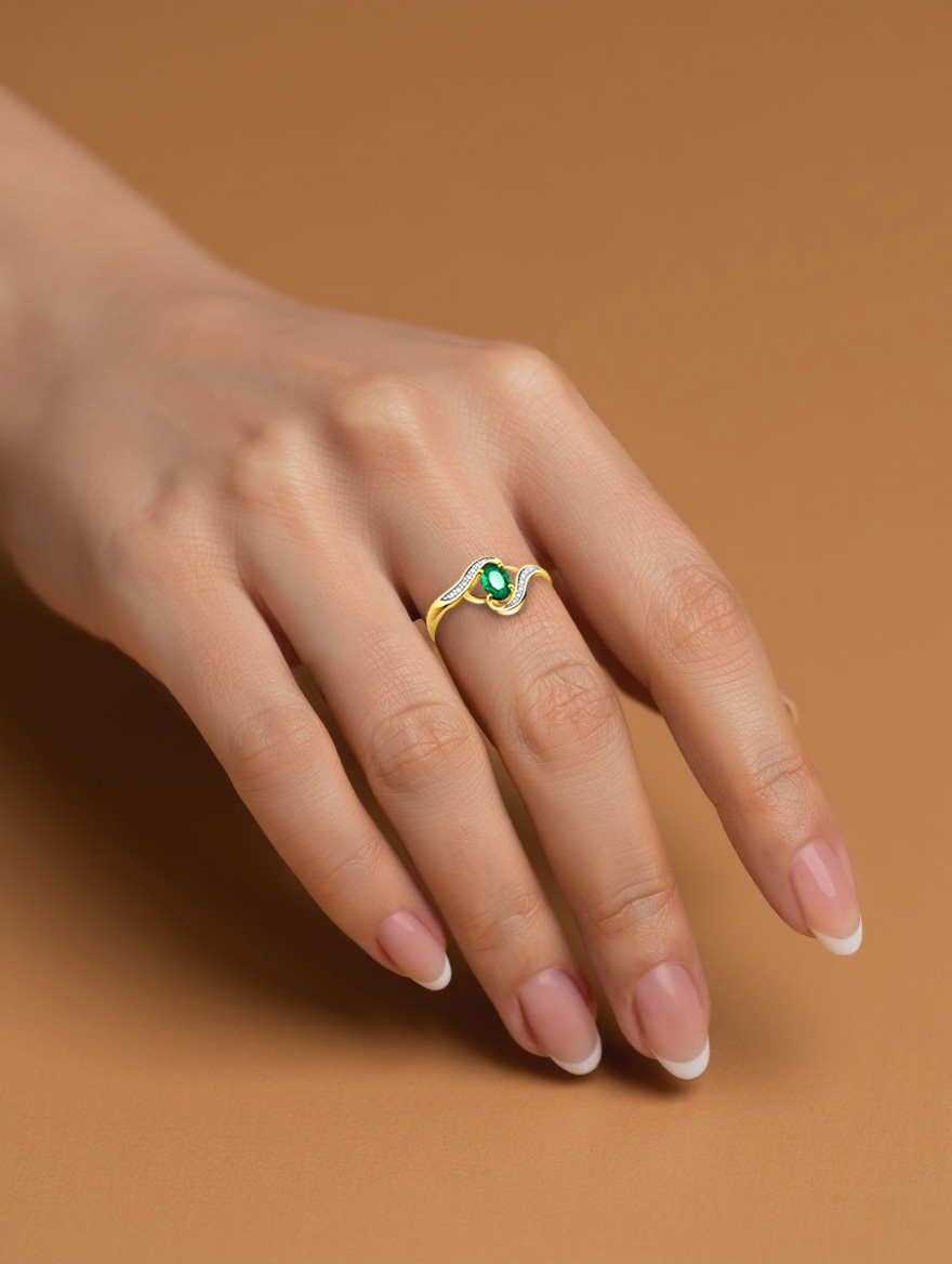 Кольцо золотое 585 с изумрудом и бриллиантами | 1101292-00061