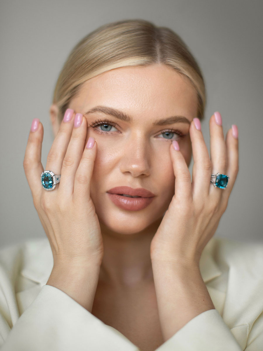 Кольцо из белого золота 585 с синим топазом и бриллиантами | 9100927-03932