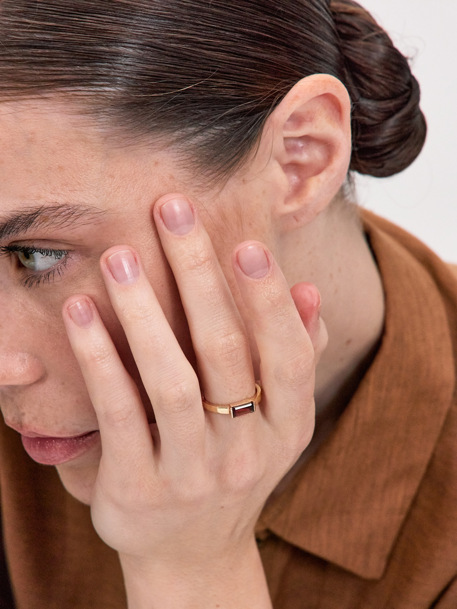 Кольцо золотое 585 с гранатом  | 1101816М00290