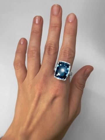 Кольцо из белого золота 585 с синим топазом и бриллиантами