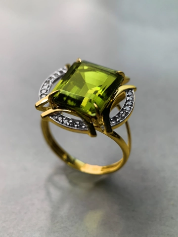 Кольцо золотое 585 с хризолитом и бриллиантами