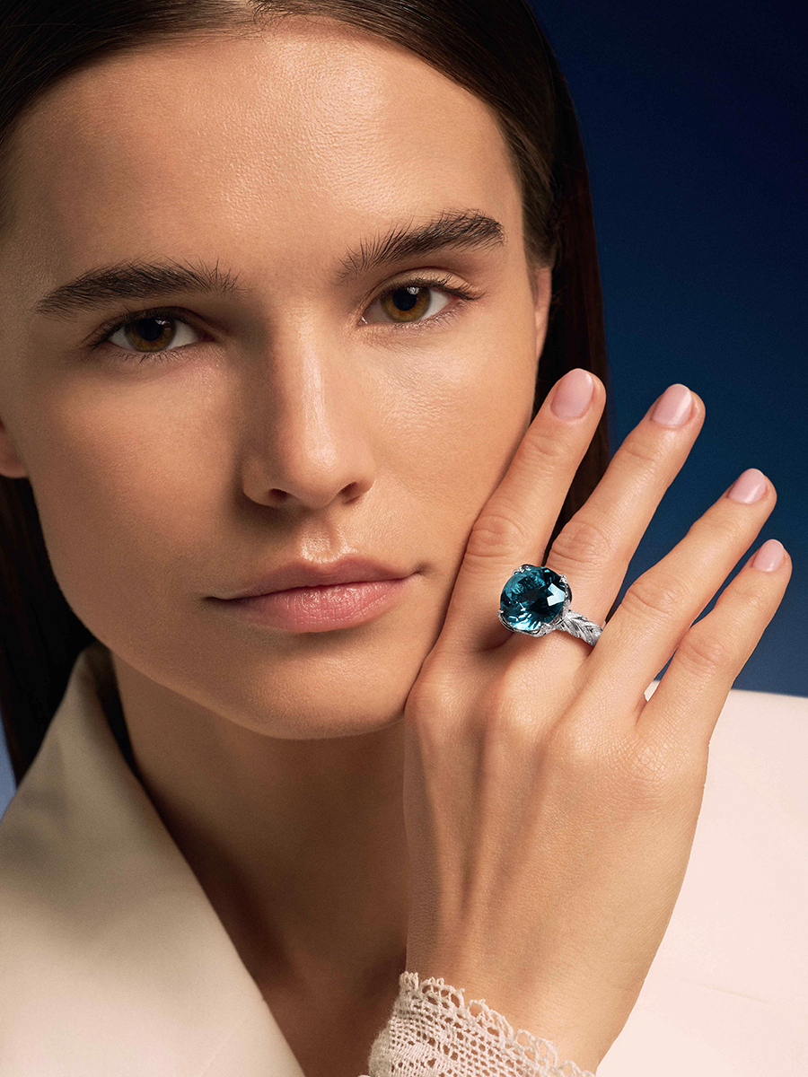 Кольцо из белого золота 585 с лондон‑блю топазом и бриллиантами  | 9101444-03932